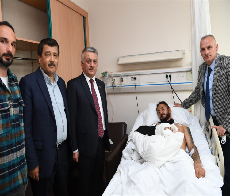 Antalya Valisi Yazici, Kestelsporlu futbolcu Emre Tosun'u ziyaret ettiOrhan Çiçek