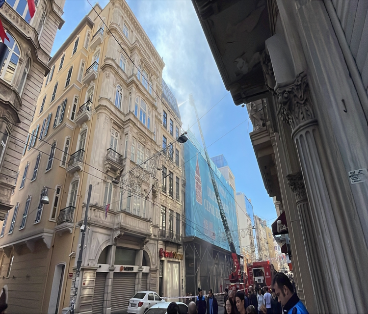 Beyoglu'nda 3 katli binada çikan yangina müdahale ediliyorIlyas Kaçar,Filiz Kinik Öz- Yangin nedeniyle Istiklal Caddesi'ndeki nostaljik tramvay seferleri durduruldu
