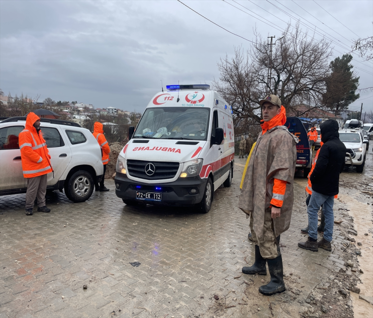 Sanliurfa'da sel nedeniyle çöken yoldan geçen tir suya kapildi Rauf Maltas
