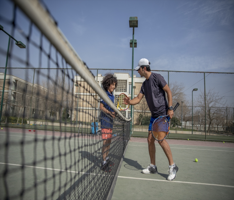 Irak'ta teniste dereceye giren Maarif ögrencisi, yeteneklerini Türkiye'de gelistirmek istiyorBekir Aydogan- Erbil'deki Uluslararasi Maarif Okulunda okuyan 9 yasindaki Oras Alan Hirori:
- "En sevdigim tenisçi Isviçreli Roger Federer. Ben de gelecekte dünyadaki en iyi tenis oyuncusu olmayi hedefliyorum"