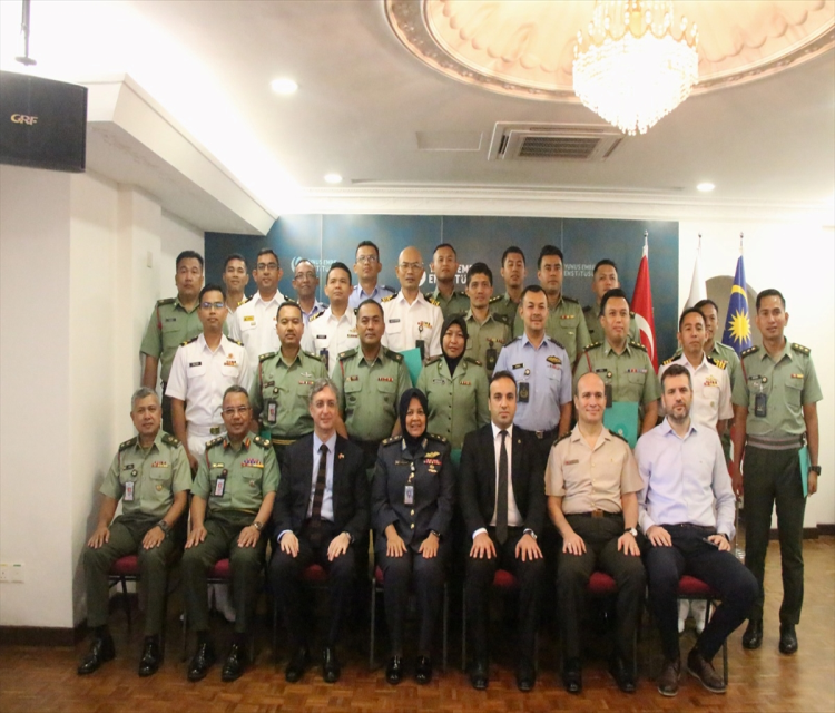 Kuala Lumpur'da Türkçe egitimini tamamlayan Malezyali askerlere sertifikalari verildiMustafa Deveci