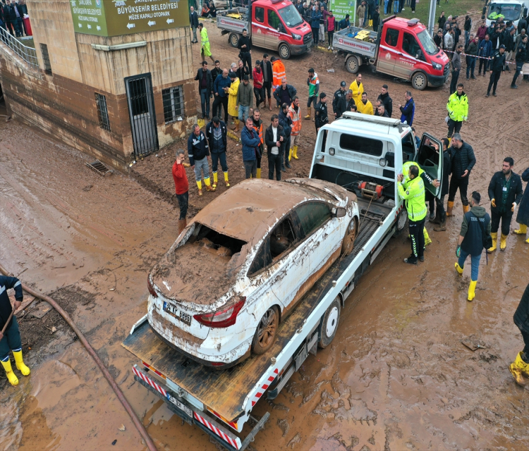 Sanliurfa'daki selden etkilenen otoparktaki araçlar çikariliyorMehmet Akif Parlak