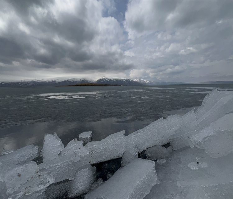Çildir Gölü'nün yüzeyini kaplayan buz tabakasi erimeye basladiÖmer Tarsuslu