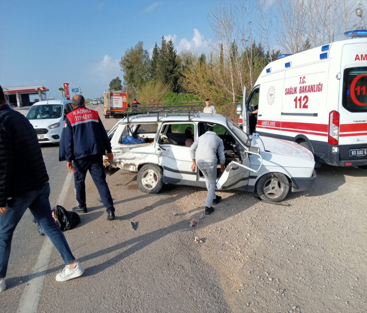 Osmaniye'de çarpisan iki otomobilden birinin sürücüsü hayatini kaybettiMenderes Özat