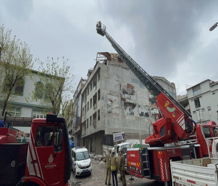 Bosaltilan binadan malzeme almak isteyen 2 hurdaci çöken çatinin altinda kaldiMehmet Ali Derdiyok- Güngören'deki olayda itfaiye ekiplerince enkazdan kurtarilan hurdacilardan biri yaralandi