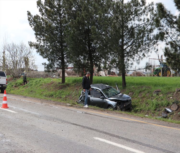 Diyarbakir'da sarampole devrilen otomobildeki 5 kisi yaralandiAhmet Kaplan