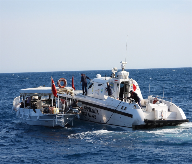 FETÖ üyesi olduklari öne sürülen 13 kisi Yunan adalarina kaçarken yakalandiAli Balli- Teknede yakalanan FETÖ sanigi ve süphelerinden 10'u tutuklandi