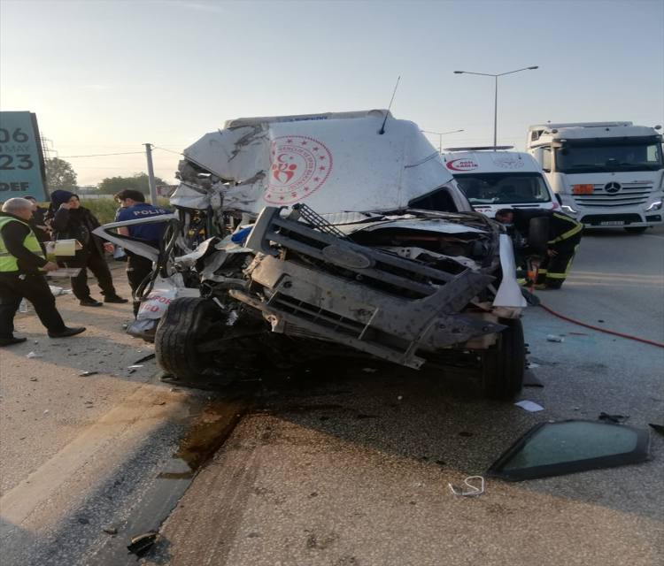 Bursa'da sporculari tasiyan minibüsün kamyona çarpmasi sonucu 1 kisi öldü, 16 kisi yaralandiUgur Çiçek
