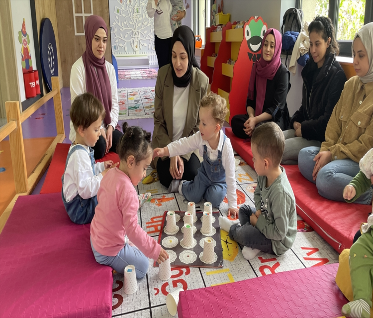 Yozgat'ta çocuklar ve anneleri "Bebek ve Çocuk Kütüphanesi"nde birlikte egitim aliyorÖmer Ertugrul