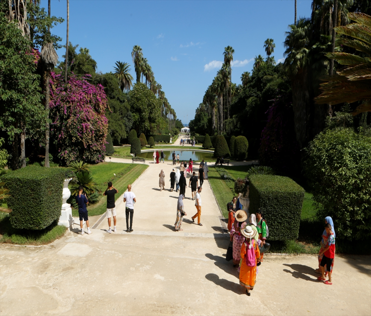 Cezayir’in baskentindeki doga harikasi: Hamma Botanik BahçesiEsat Firat- Cezayir'in Akdeniz sahilindeki park, kendine özgü iklim yapisindan ötürü Fransizlar tarafindan dünyanin dört bir yanindan deney amaciyla getirilen bitki ve agaç türlerinin dikilmesiyle kurulmus
- Bahçede sik mimarisiyle Afrika’nin da en büyük güzel sanatlar müzesi sayilan Cezayir Ulusal Güzel Sanatlar Müzesi bulunuyor