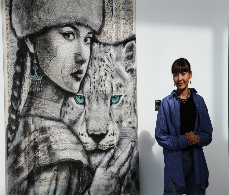 Haliya resim yapan Kazak ressam sosyal medyada ün kazandiMeiramgul Kussainova- Ressam Asel Sabyrcankyzy:
- "Beni sosyal medyada daha çok gençler takip ediyor. Sanatimla onlara ilham kaynagi oldugum için çok mutluyum"