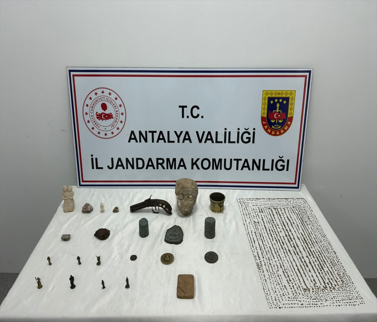 Antalya'da tarihi eser operasyonunda heykeller ele geçirildiSüleyman Elçin