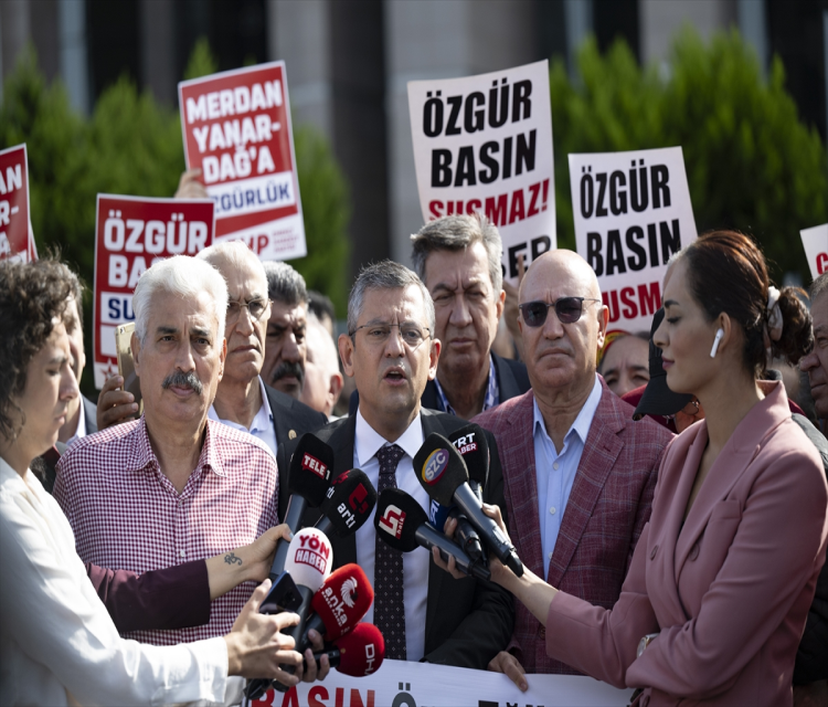 GÜNCELLEME - Gazeteci Merdan Yanardag'a 2 yil 6 ay hapis cezasiZeynep Yesildal- Katildigi televizyon programinda terör örgütü PKK/KCK'nin elebasi Öcalan ile ilgili açiklamalari nedeniyle tutuklu yargilanan Yanardag'i "basin yayin yoluyla terör örgütü propagandasi yapmak" suçundan 2 yil 6 ay hapis cezasina çarptiran mahkeme, sanigin tahliyesini kararlastirdi

DETAYLAR EKLENDI 